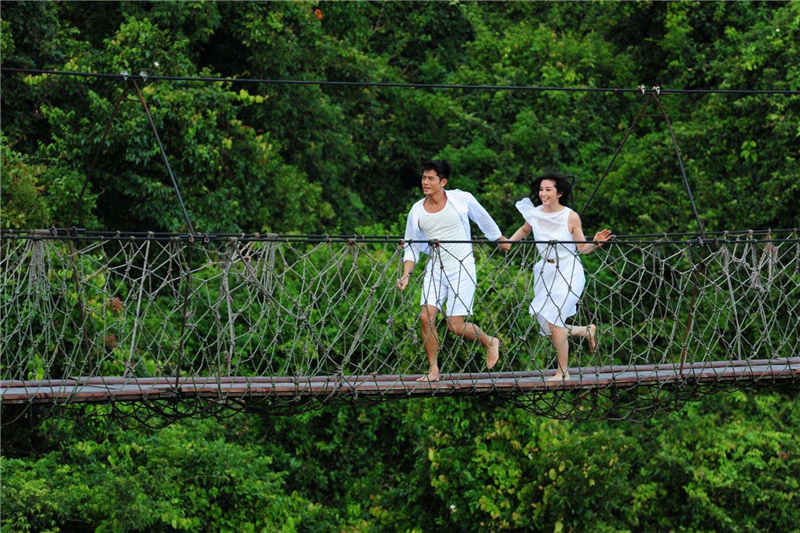 Стеклянный мост  в Парке Тропический рай Ялунвань