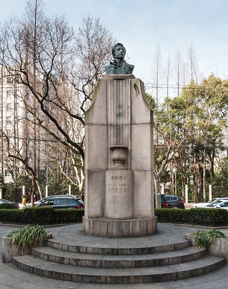 Статуя Пушкина во Французском квартале в Шанхае