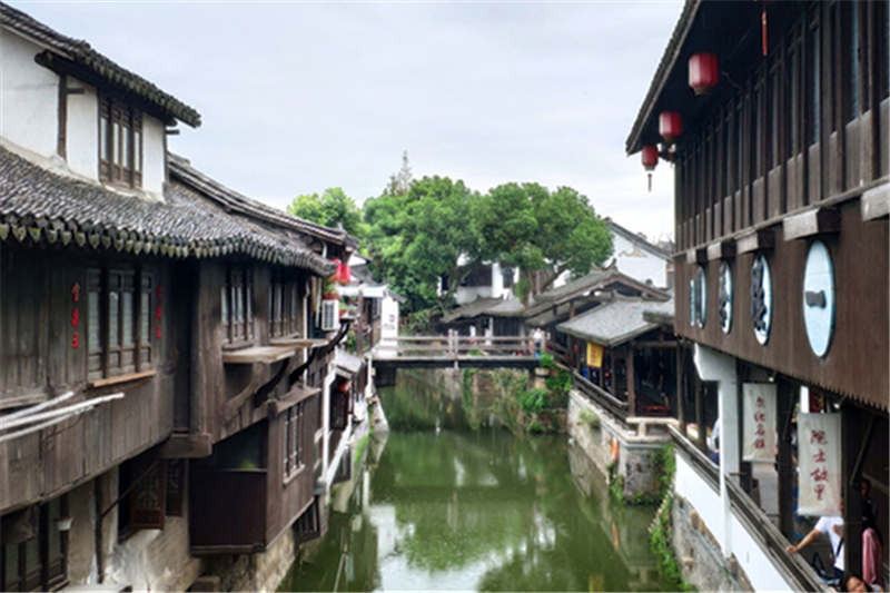 Тур в Старинный городок Чжоучжуан начинается с прогулки по улочкам вдоль каналов.