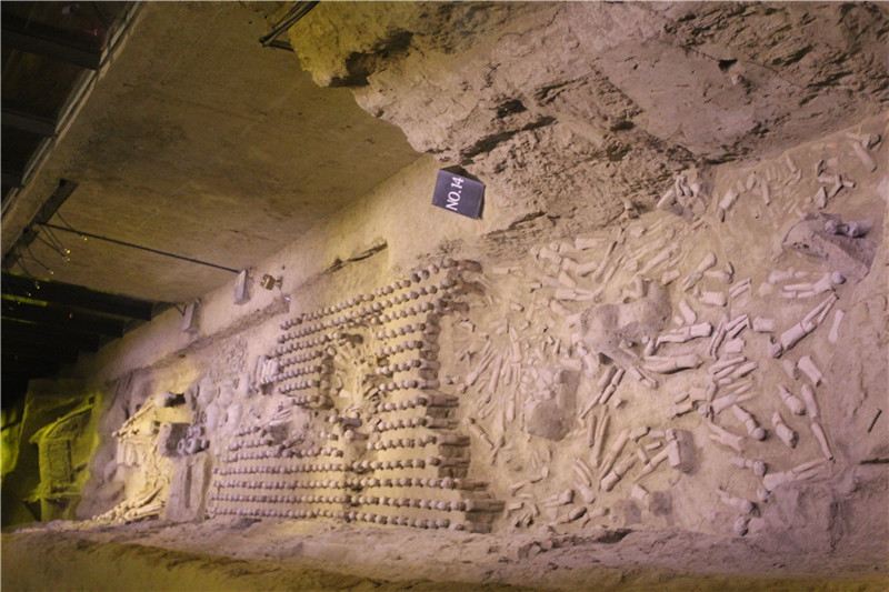 На всей территории Мавзолея Ханьянлин расположены около 10 тысяч могил