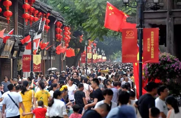 в течение праздника День образования КНР, на улицах везде слишком много людей