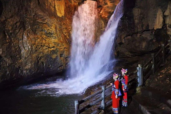 водопады-близнецы в Живописном районе Цзюсян 