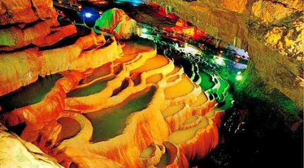 пещеры со сталагмитами в Живописном районе Цзюсян 